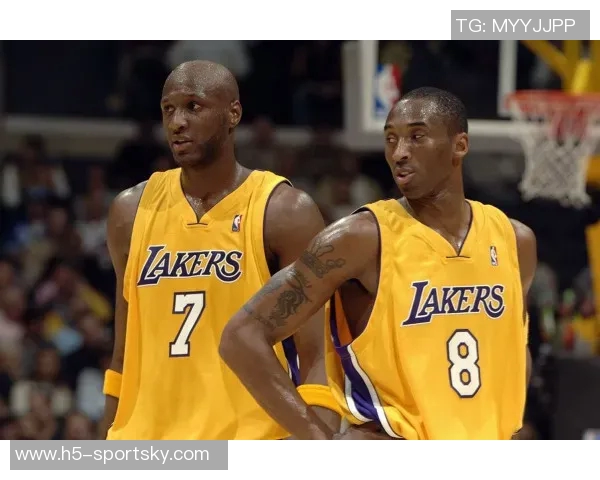 东契奇为湖人转播团队送车车上专属名牌彰显心意 东契奇为湖人转播团队送车车上专属名牌彰显心意