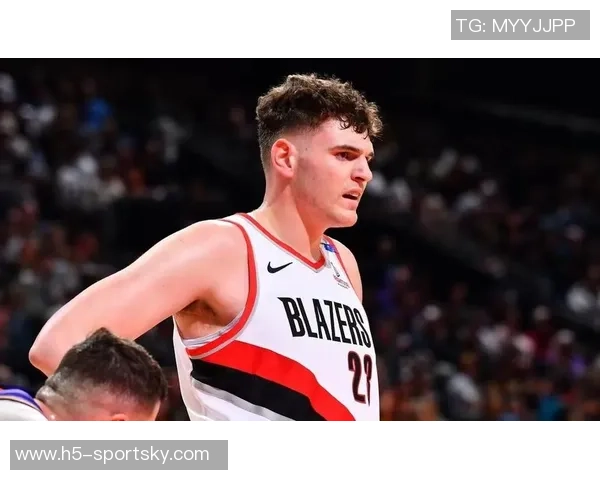 开拓者主场迎战湖人球员赛前时尚穿搭引关注小杨夹克搭配粉色小书包