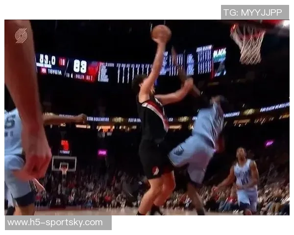 巴特勒强势突破篮下完成折叠打进并造成对手犯规精彩瞬间